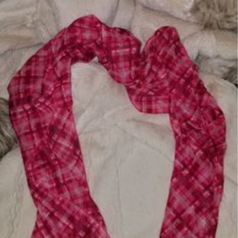 ❤️‍🔥FREE WHEN ADDED TO YOUR BUNDLE❤️‍🔥 Pink scarf